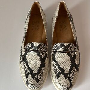 Naturalizer Snakeskin Pattern Loafers - Black and White size 8